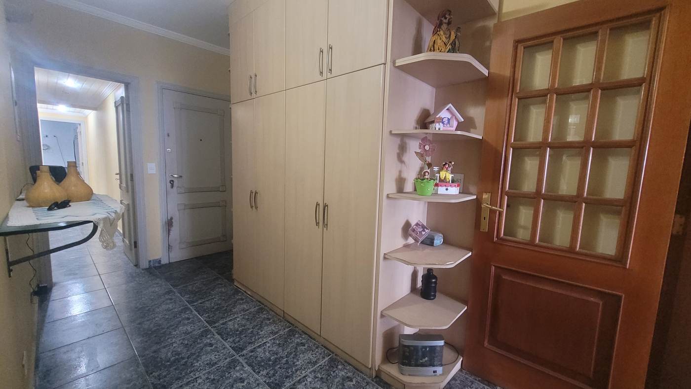 Corredor · Armários e entrada de serviço